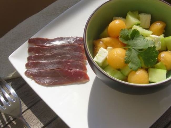 Salade de concombre, melon et magret de canard séché 