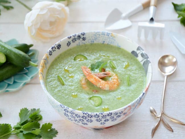 Soupe froide concombre, fromage de chèvre et crevettes