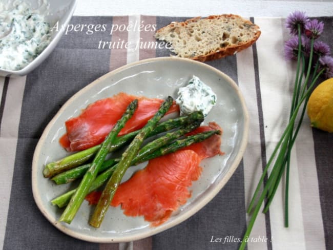 Truite fumée aux asperges poêlées et ricotta aux herbes