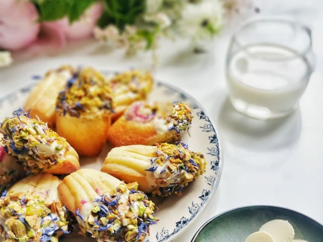 Madeleines, cœur de framboise, coque de chocolat blanc