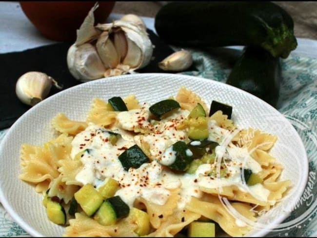 Pâtes aux courgettes et aux amandes, sauce chaude au chèvre