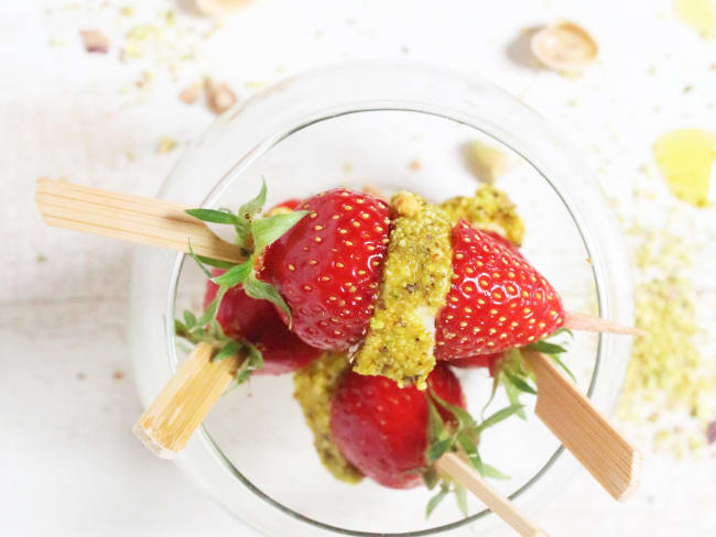 Brochette de fraises, mozzarella et poudre de pistaches