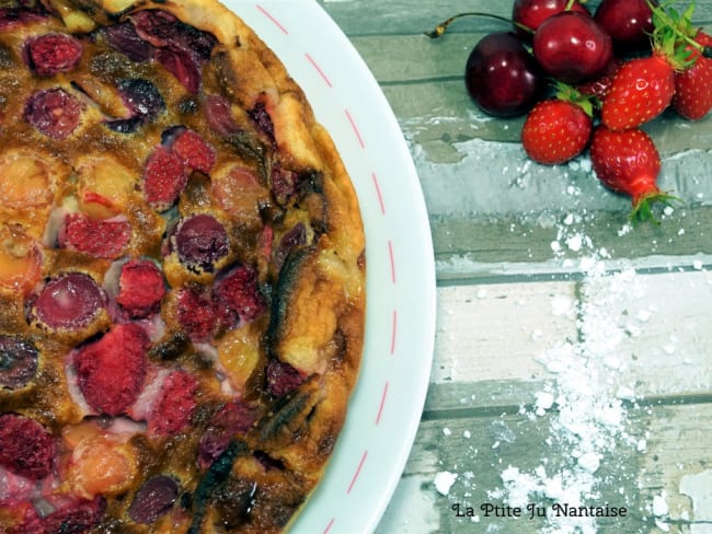 Clafoutis aux cerises et aux fraises du jardin