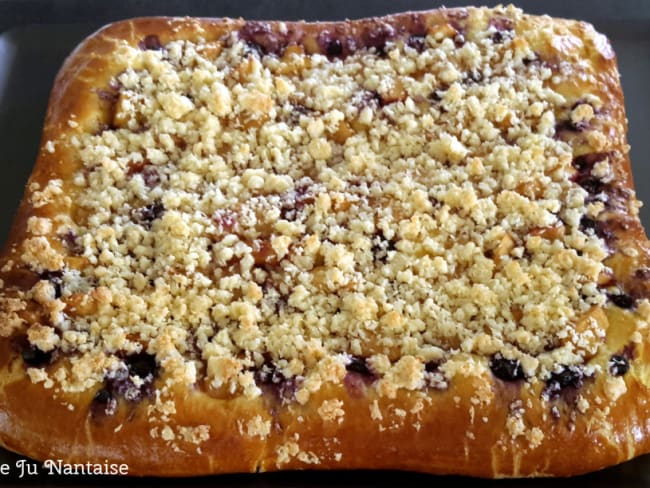 Carré brioché poires caramélisées, myrtilles et streusel coco