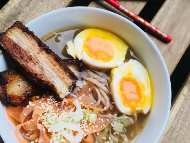 Bouillon japonais et nouilles soba, œuf mollet et porc grillé aux épices