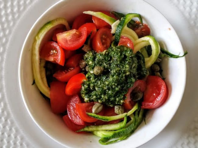 Spaghetti de courgettes au pesto et câpres