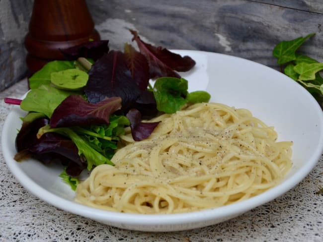 Spaghetti au poivre et pecorino