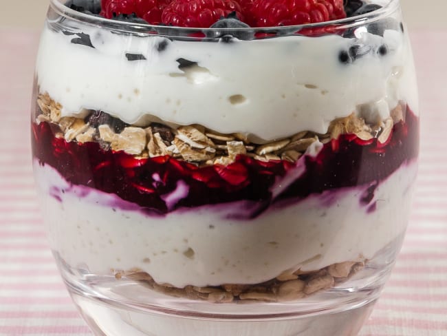 Verrine de yaourt au muesli et fruits rouges