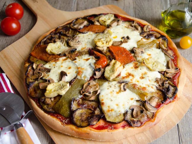 Pizza végétarienne légumes grillés et mozzarella