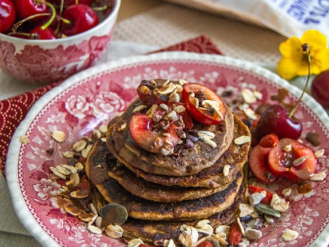 Pancakes vegan au müesli aux graines, cacao et cerises