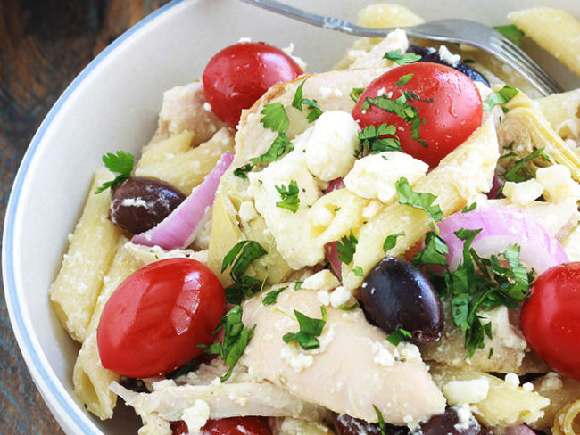 Salade de pâtes froides au poulet à la grecque, recette rapide