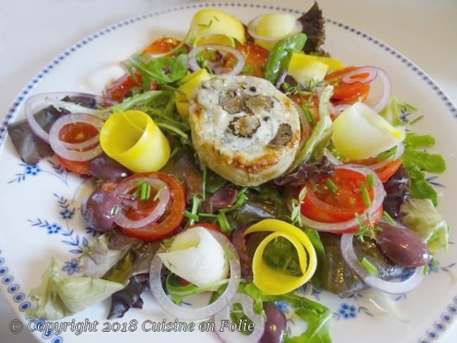 Salade composée de coeurs d'artichauts gratinés au Roquefort et aux pignons grillés