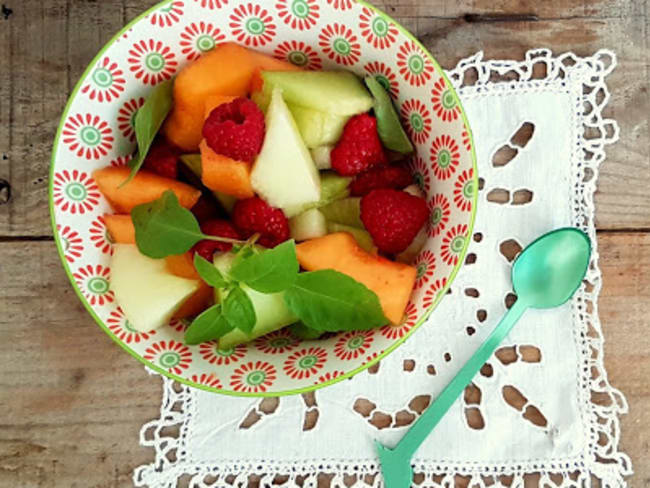 Comment faire une salade de fruits frais aux 3 melons ? Avec pêches, framboises et basilic.