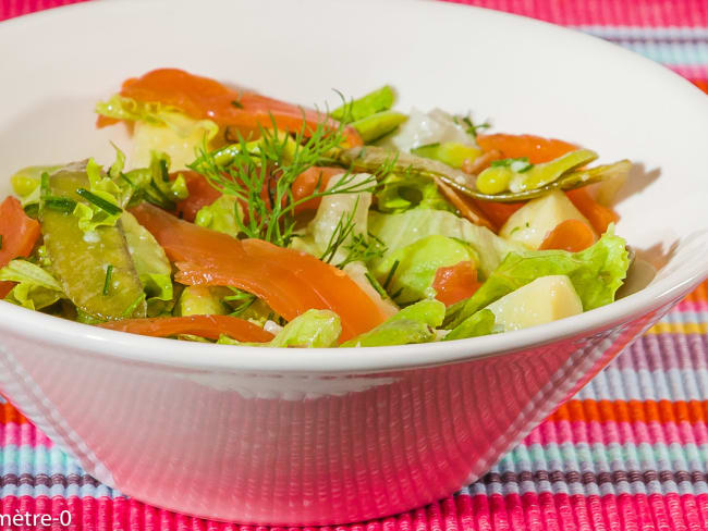 Salade de pommes de terre aux légumes et truite fumée