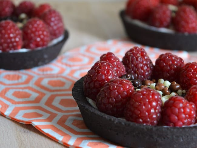 Tartelettes sablées au cacao, framboises et rose