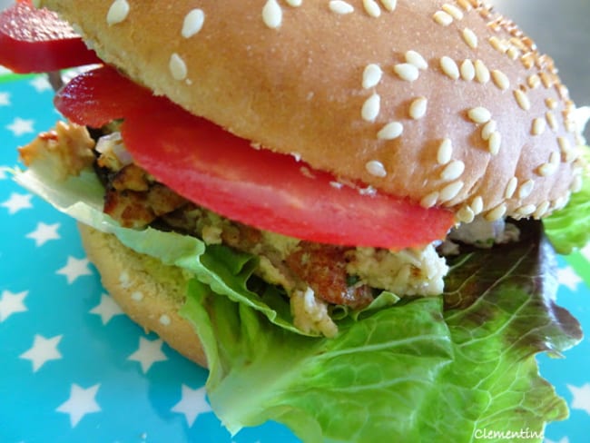 Burger de poulet à la crème d'avocat