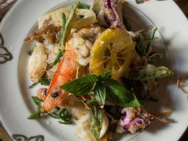 Belfrito à la vénitienne : une friture de poissons et de fruits de mer au basilic