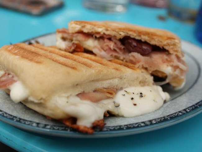 Panini jambon de Parme mozzarella tomates confites