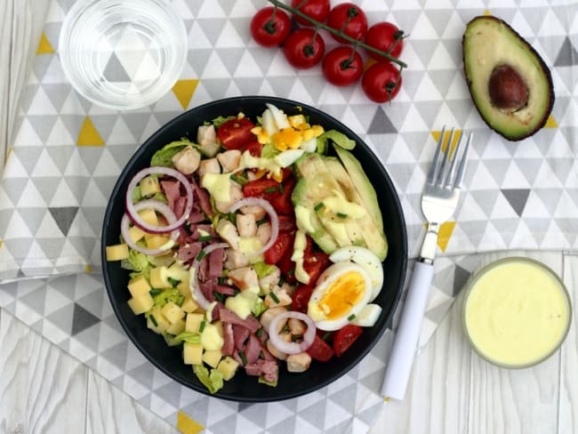 Salade Cobb américaine et sauce yaourt moutarde-miel