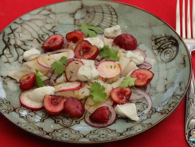 Carpaccio de daurade, crème de Saint Agur et cerises d'après le chef Juan Arbelaez