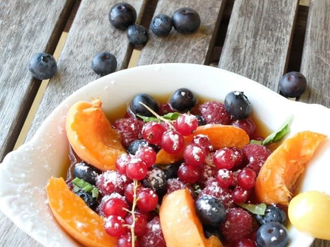 Salade de fruits d’été rafraîchissante au thé glacé à la menthe