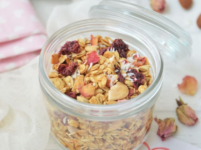 Granola à la rose, framboise et amande