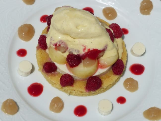 Dessert d'été à l’assiette : pêche, framboise et amande