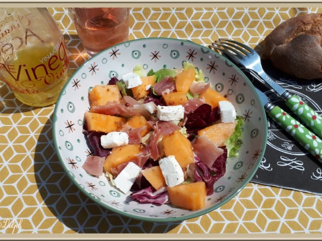 Salade, feta, jambon cru et melon