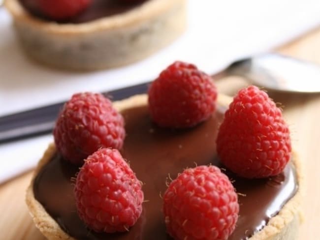 Tartelettes garnies de crème au chocolat au quinoa soufflé et framboises