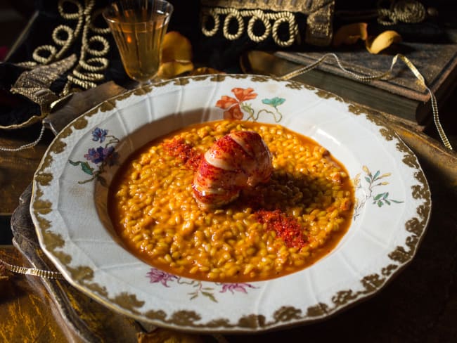 Risotto de homard à la milanese bisque à la fine champagne et cardamome noire