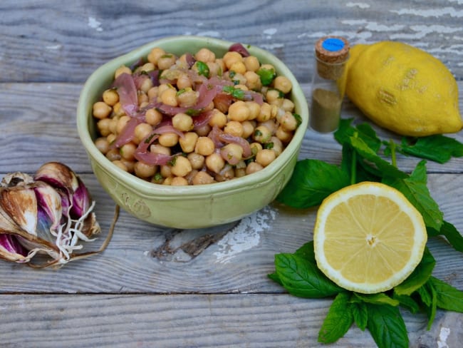 Salade marocaine : pois chiches, coriandre, menthe, pickles d’oignons