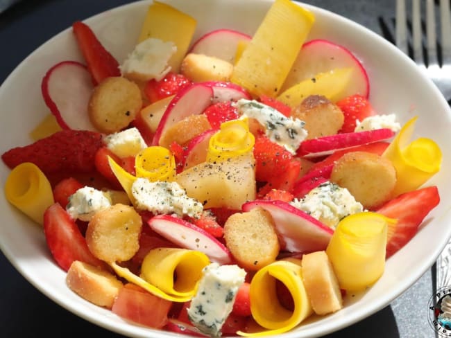 Salade fraîcheur tomates, fraises et Saint Agur