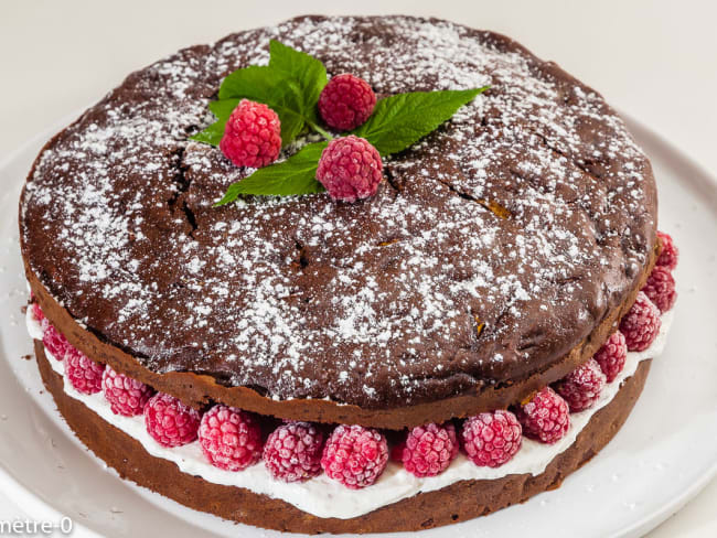 Gâteau au chocolat et aux courgettes, fourré aux framboises et à la ricotta