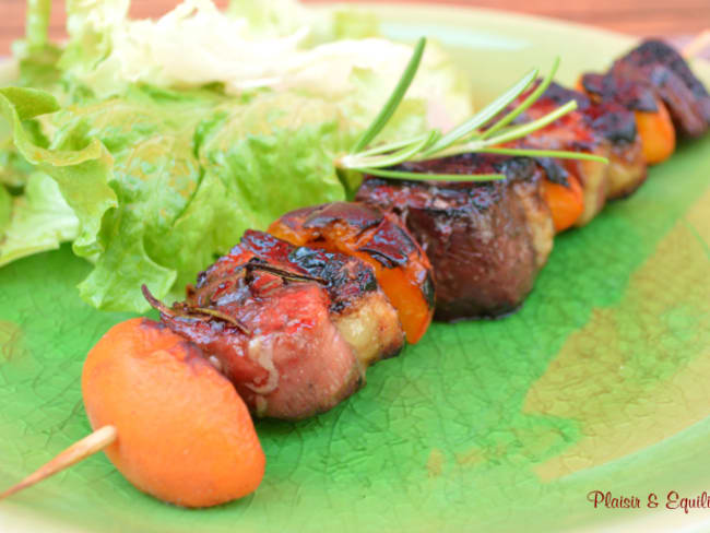 Brochettes de canard aux abricots et au romarin