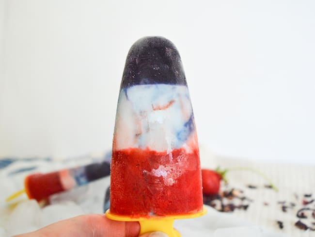 Popsicles en bleu, blanc, rouge : hibiscus, coco, fruits rouges