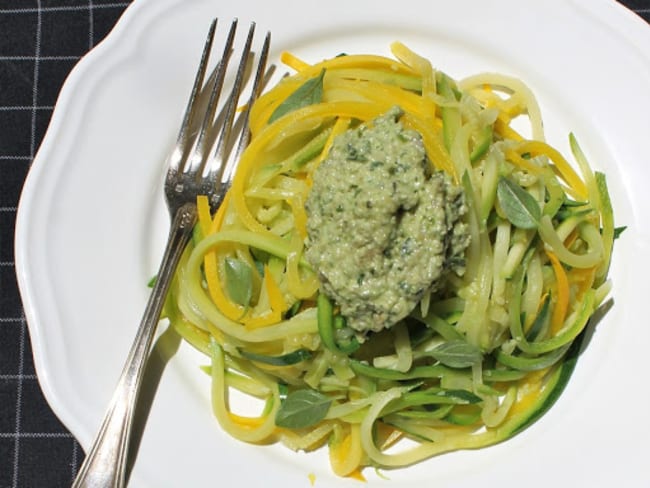 Spaghetti de courgettes (ou « courgetti ») au pesto végétal