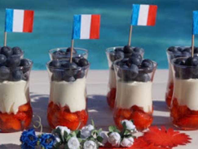 Verrines du 14 juillet, aux fraises, myrtilles et crème Chantilly