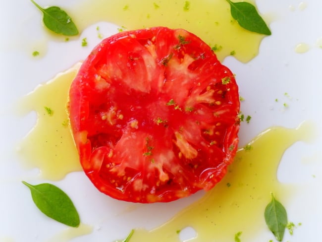 Tomate coeur de boeuf en tranches épaisses, à l'huile d'olive vanillée et citron vert