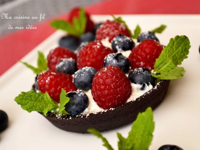 Tartelettes sablées chocolat noir aux framboises, myrtilles et menthe