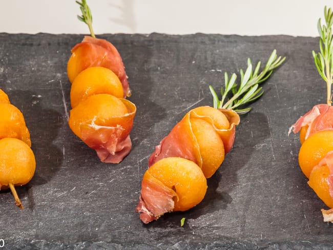 Brochettes de melon au jambon