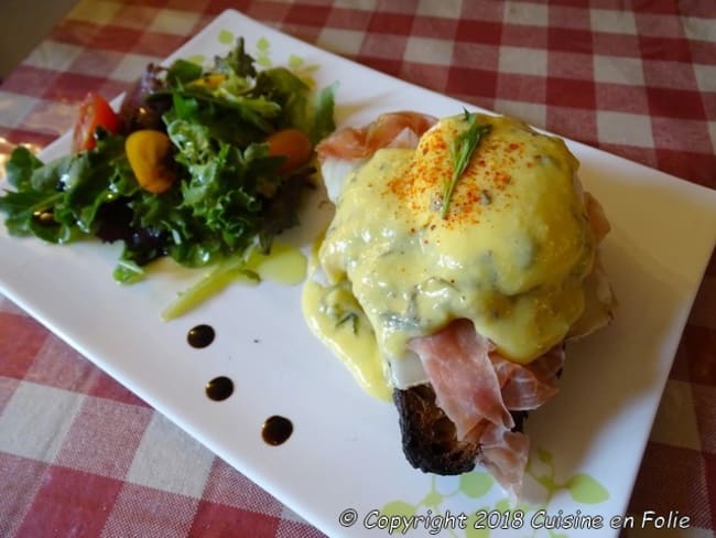 Oeufs bénédictine à l'estragon, jambon de bayonne, tomme de brebis, sur pain grillé 100% BIO