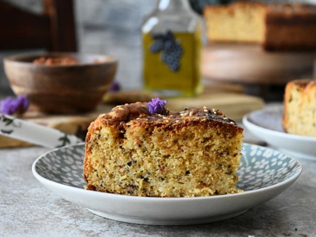 Cake à la tapenade d'olive noire, tomate et fromage