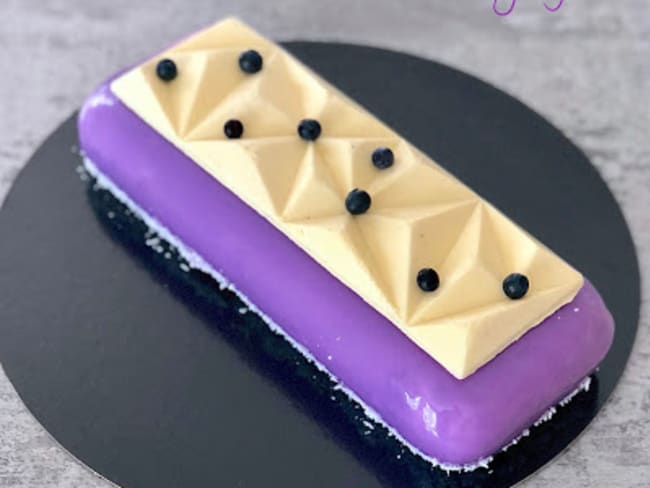 Entremets vanille cassis sur une base de financier.