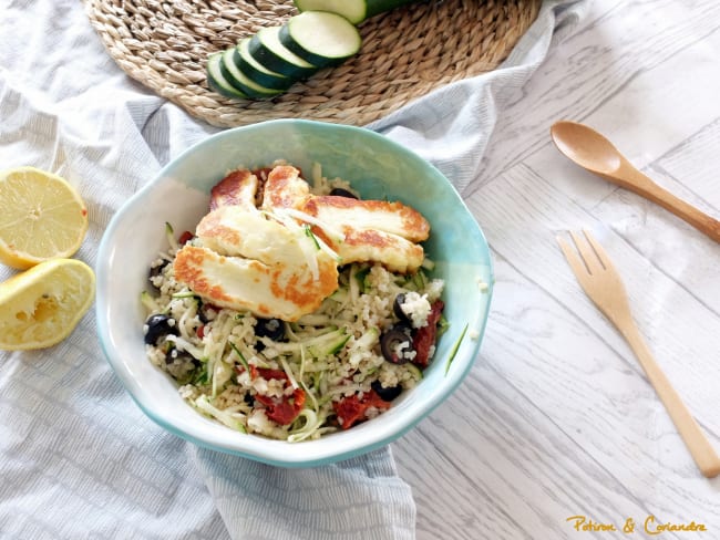 Salade de boulghour aux courgettes râpées et halloumi grillé