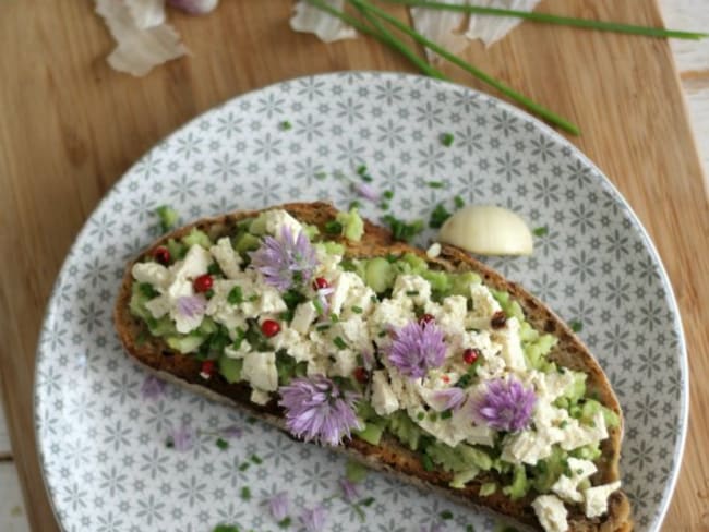 Bruschettas vegan d'écrasé de fèves et fêta végétale