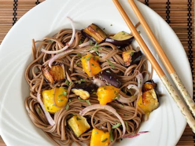 Nouilles soba en salade, mangues et aubergines