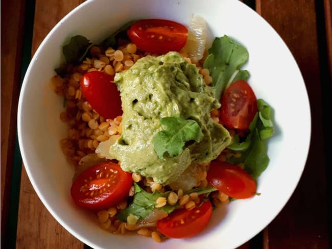 Lentilles corail en salade, crème d'avocat au pesto : un plat complet