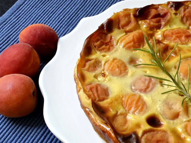 Clafoutis aux abricots, miel et romarin