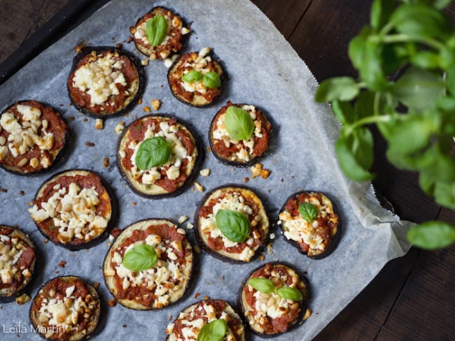 Mini-pizzas d'aubergine aux tomates confites, basilic et munster blanc