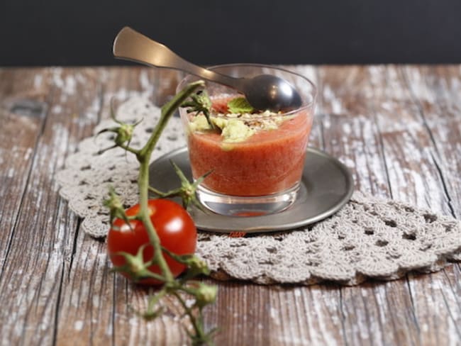 Fraîcheur de tomates à la fraise et à l'avocat